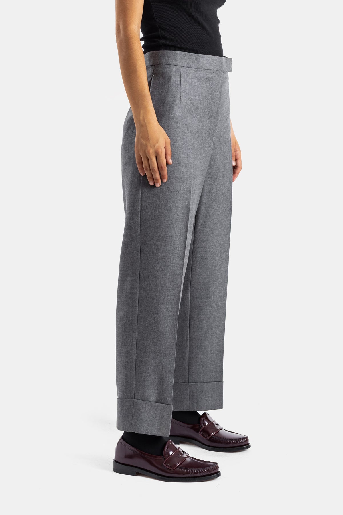 Thom Browne pantalon femme coupe large twill gris vue latérale avec mocassins bordeaux et revers structuré