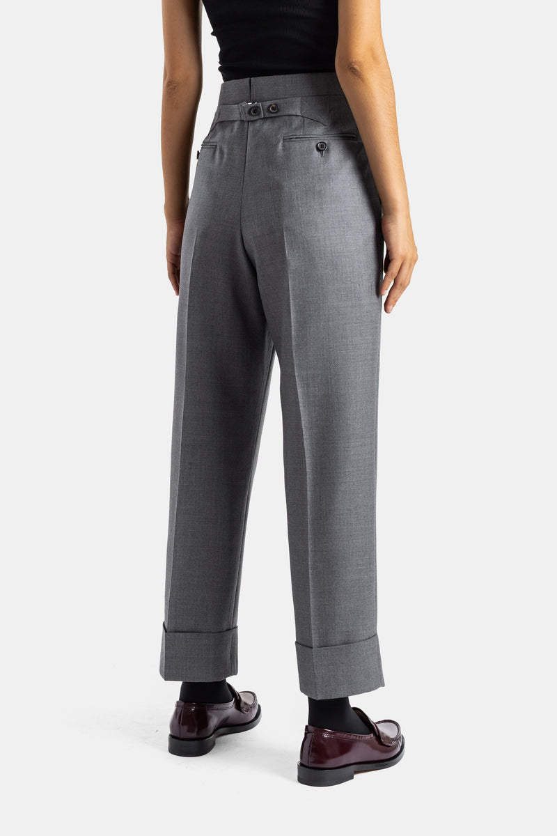 Thom Browne pantalon twill gris vue dos ceinture ajustable boutonnée et revers bas de jambe structuré