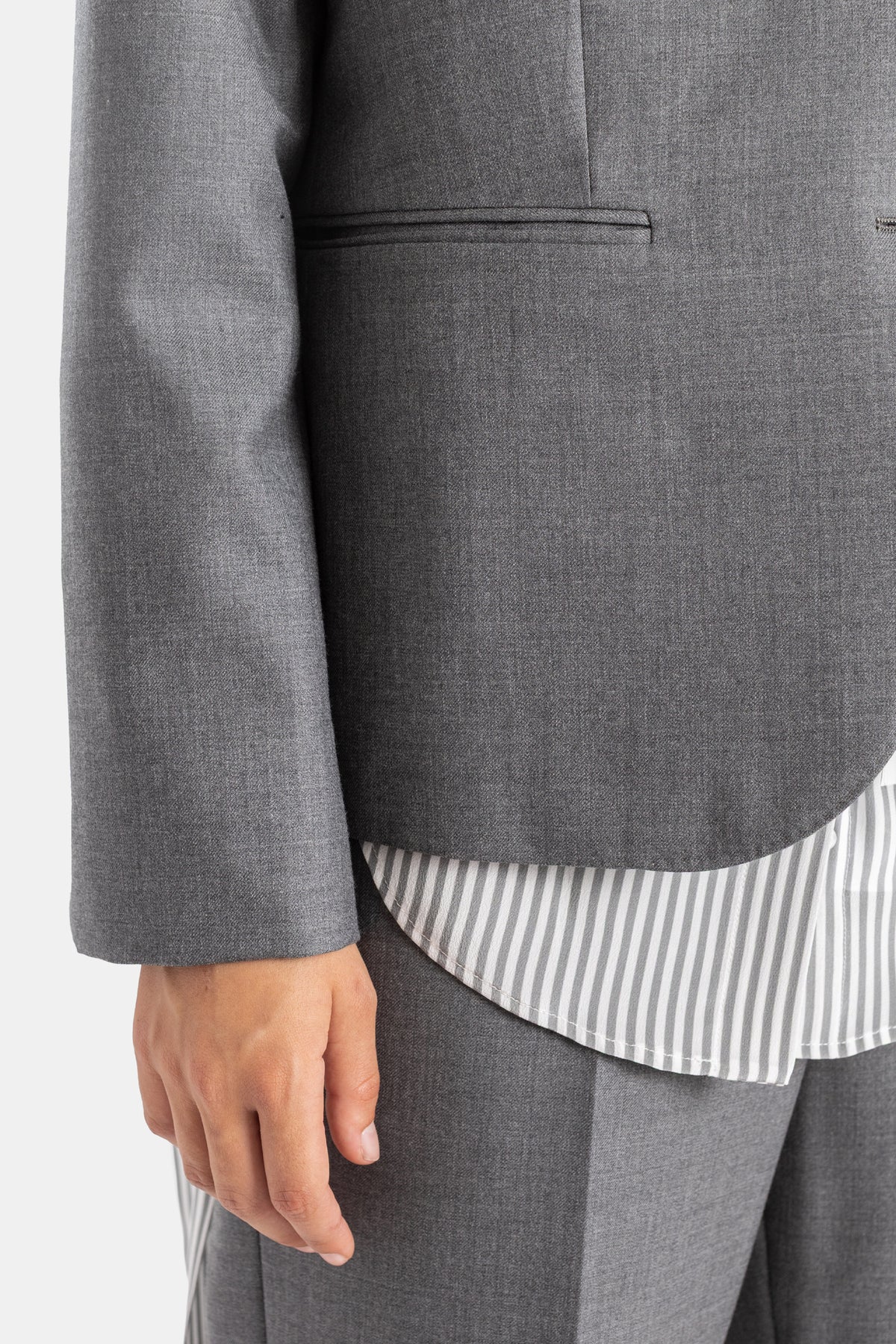 Thom Browne veste laine grise détail poche passepoilée, ourlet arrondi et chemise rayée superposée