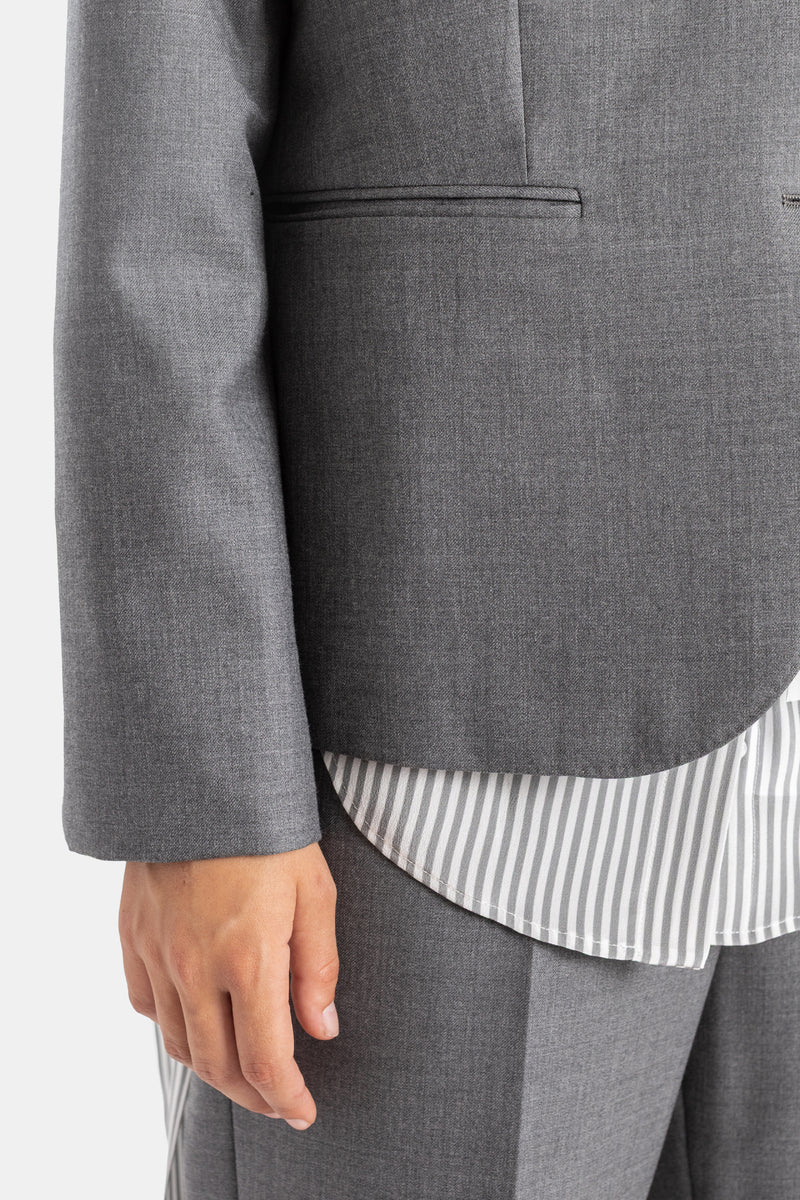 Thom Browne veste laine grise détail poche passepoilée, ourlet arrondi et chemise rayée superposée